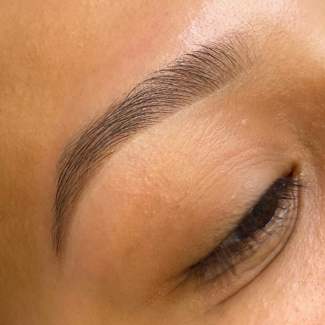 maquillaje piel morena cejas