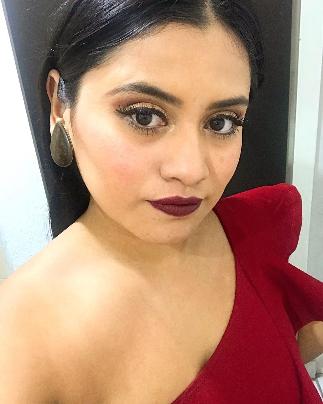 maquillaje de noche para vestido tinto